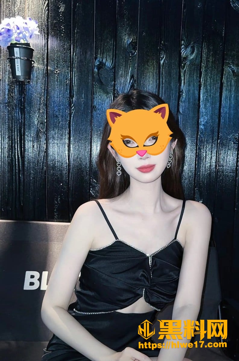 女模特预约摄影师帮私拍写真 拍着拍着直接操了起来 女模特在床上秒变母狗
