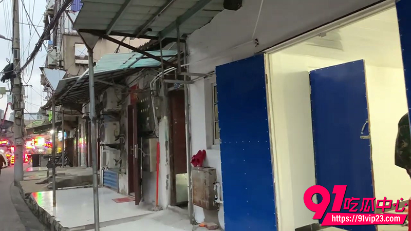 老武汉街头扫街探店实录 雨夜巷子里的隐秘按摩店 原来这就是高质量快餐！