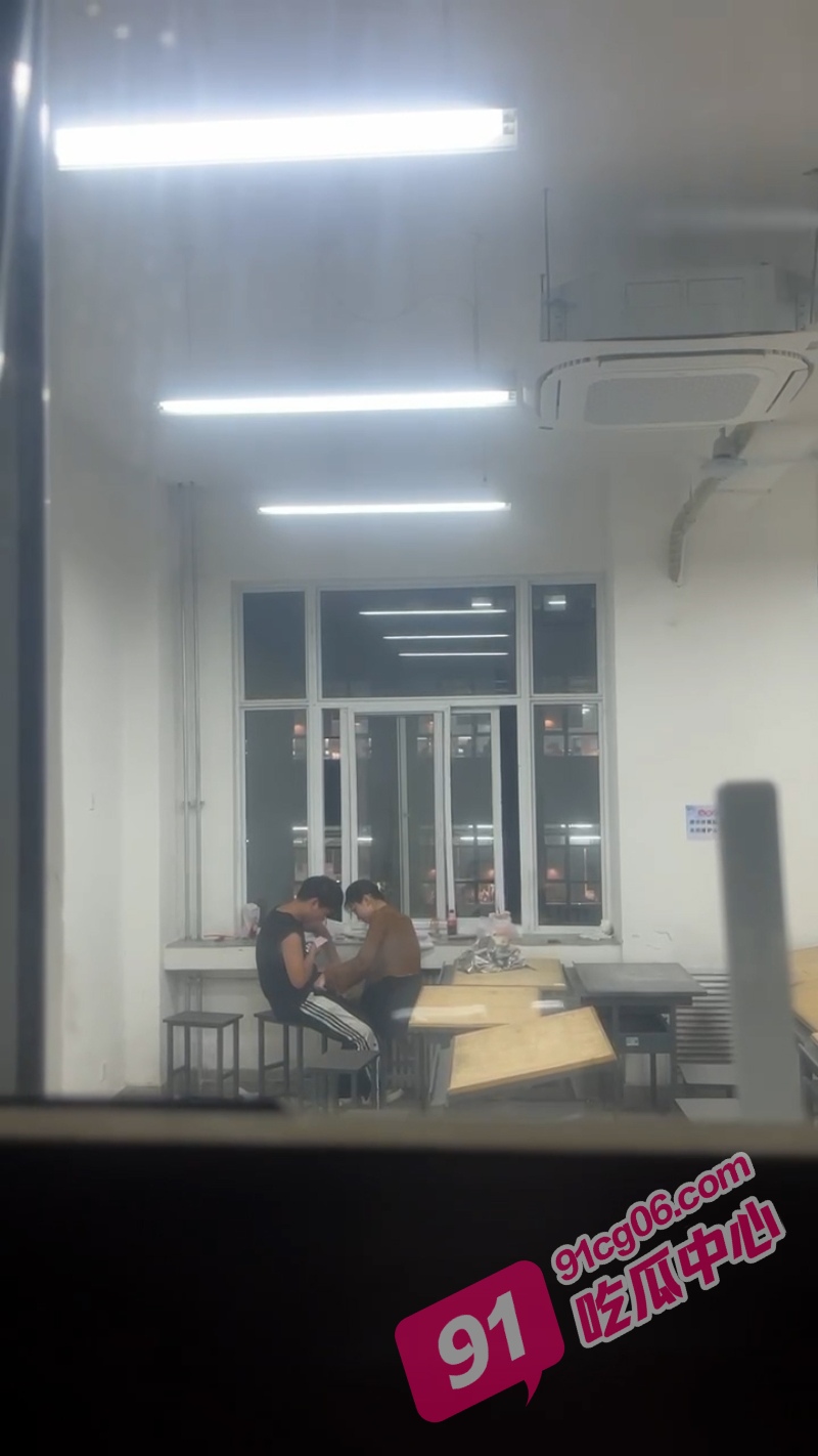 西安建筑科技大学草堂校区～情侣互助扣逼足交被拍 全网疯传！