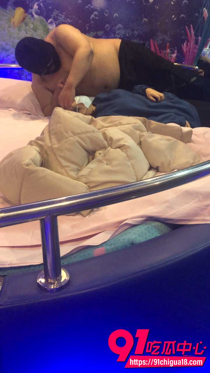 大二清纯妹子聚会喝迷药晕倒1