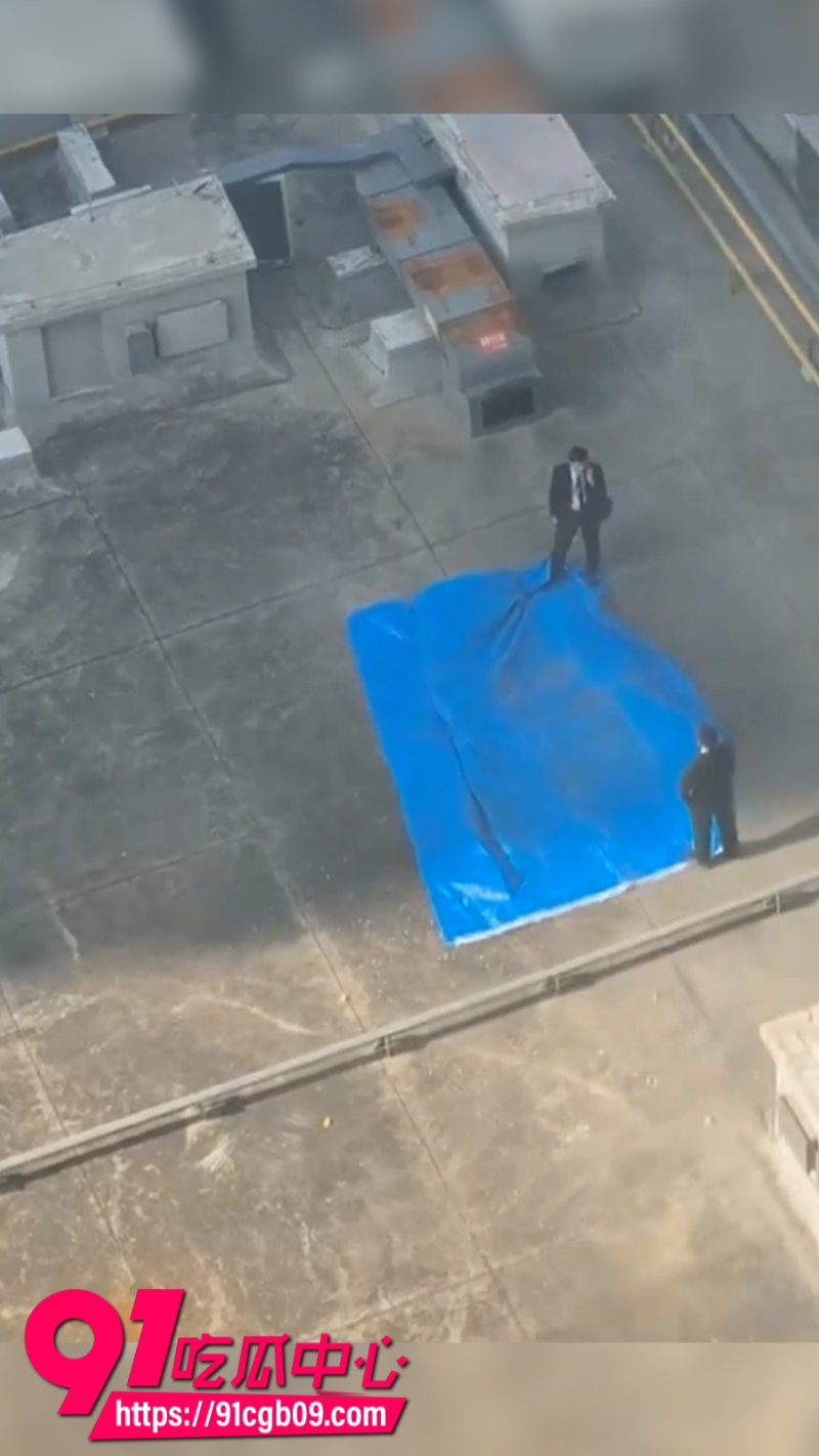 河北石家庄绿衣少女跳楼坠亡12