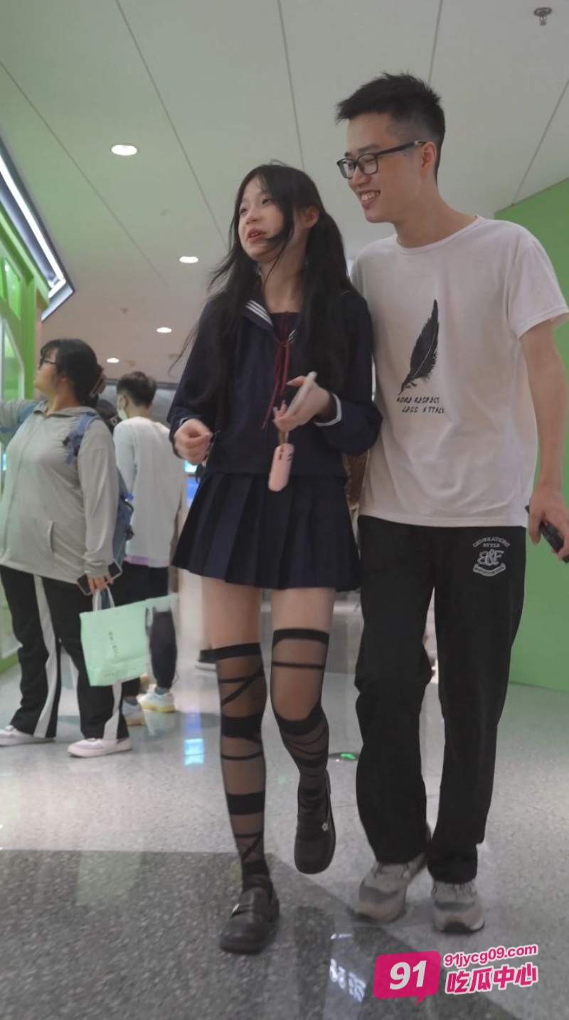 最新抄底合集真空美女 公共场所一线天春光 商场偷拍裙底刺激视频 配图3