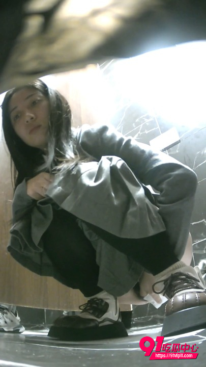 酒吧女厕全景偷拍5 酒吧女厕全景偷拍5