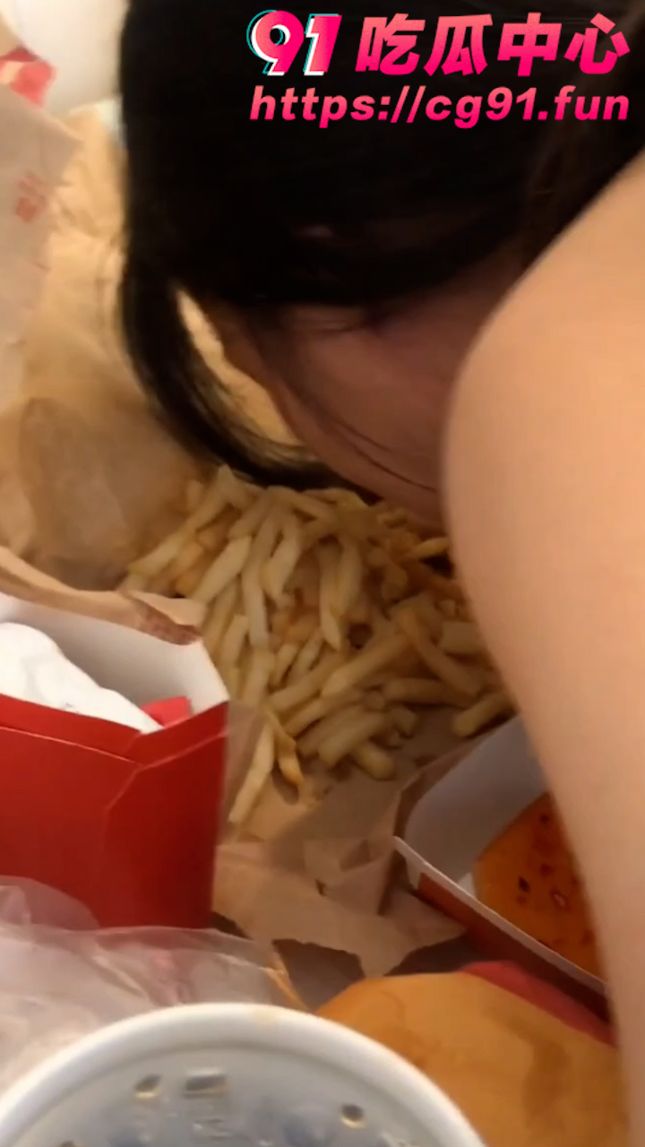 母狗是怎么进食的 调教恋爱脑小女友展示母狗如何进食