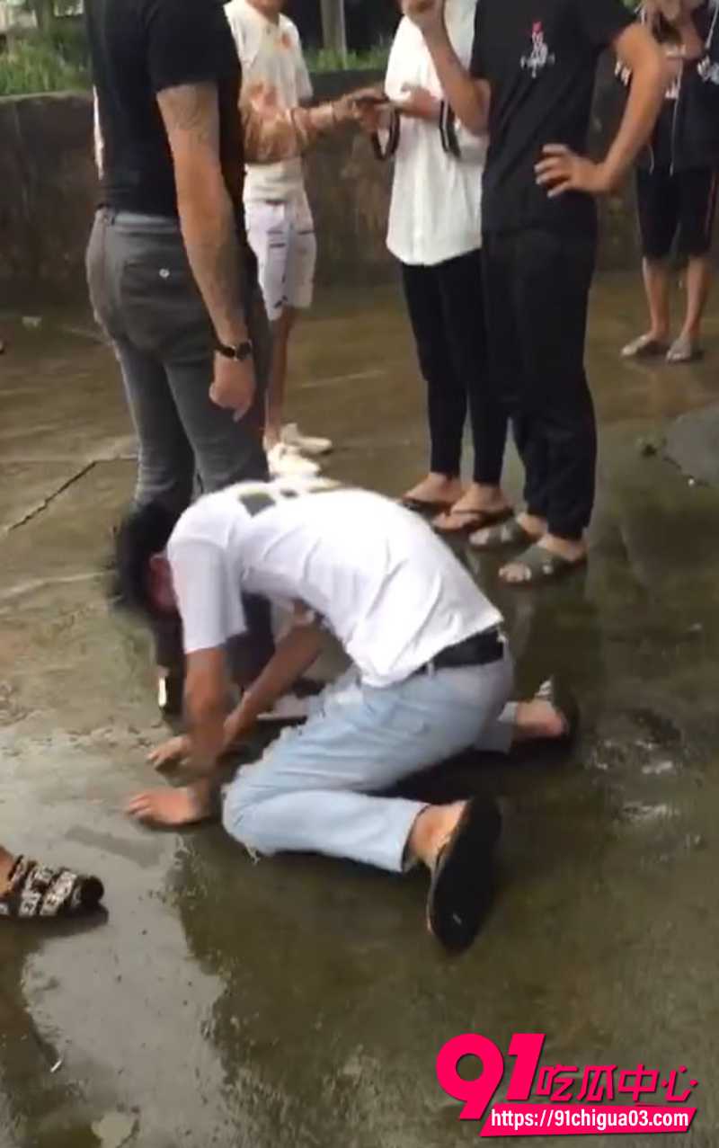 精神小伙群殴霸凌白衣少年4