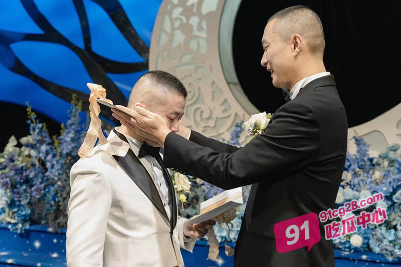 成都北湖筵禧GAY婚礼 唯爱与生命不可辜负 现场激吻太辣眼睛！ 配图
