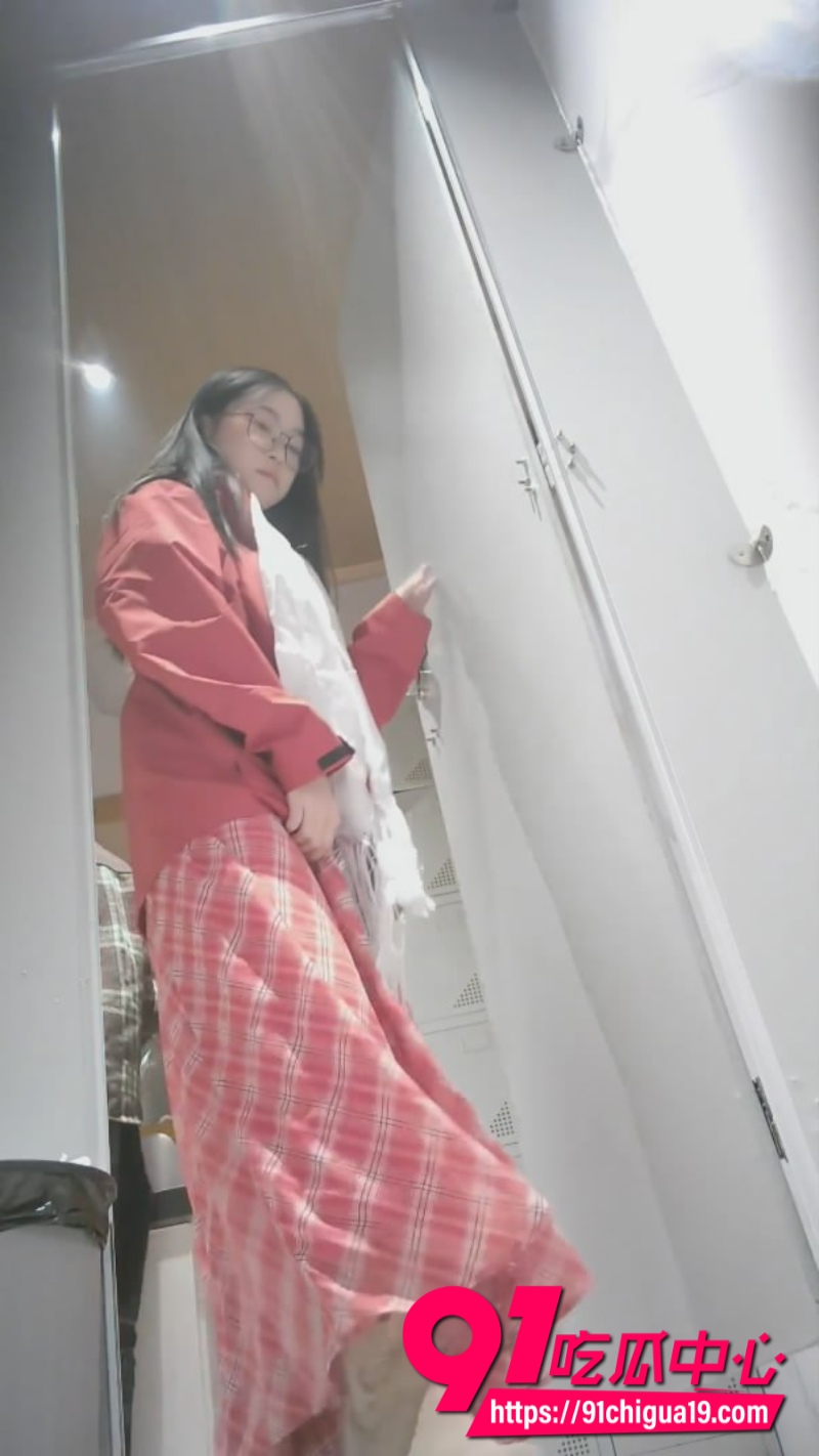 高校女厕后侧偷拍泄密1