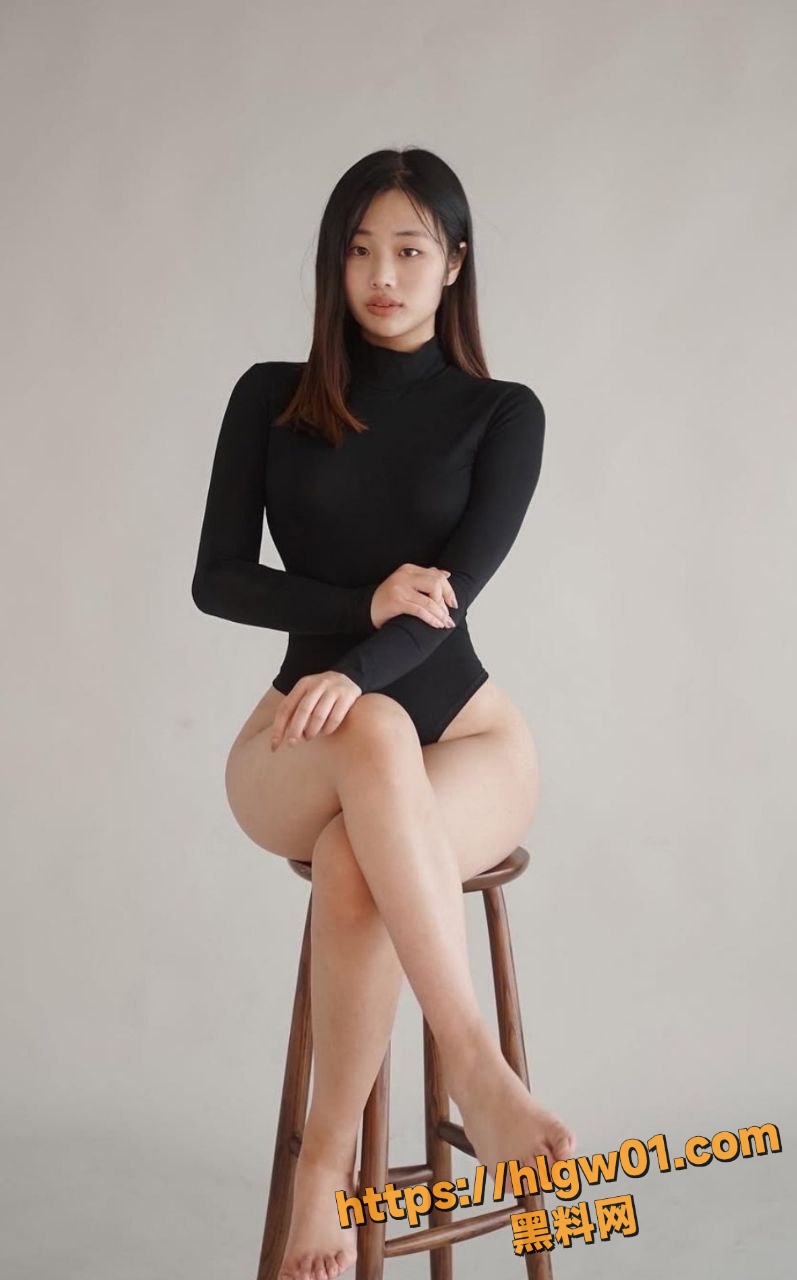 韩国OF女模自慰曝光！嘴里叼红内衣硅胶鸡巴猛插骚穴，狗绳拴颈淫水喷，暴力调教!
