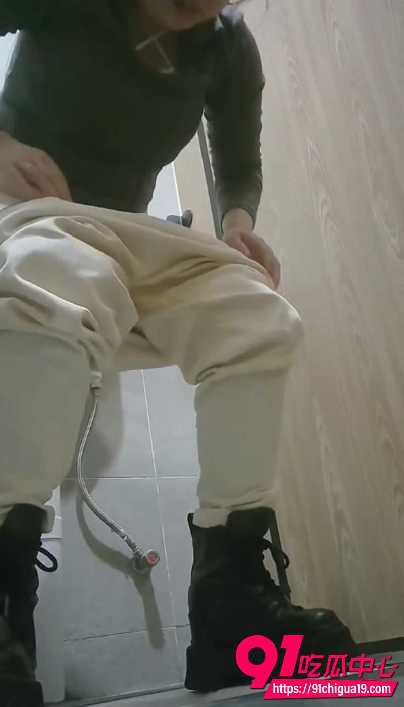 公园女厕全景偷拍 5