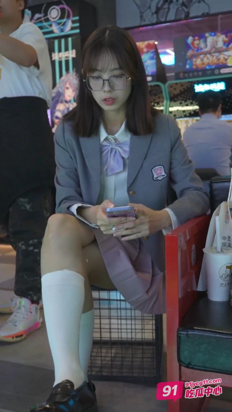 KFC抄底偷拍 各类小仙女裙下风光看个够！ 配图4