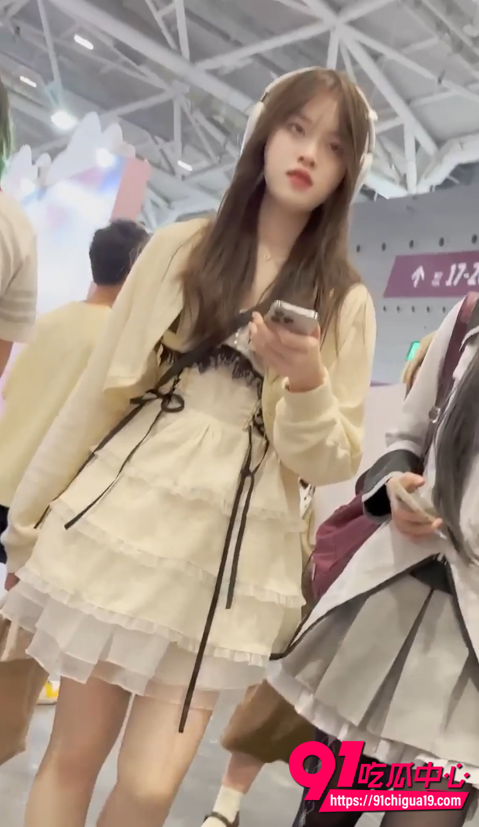 大神漫展抄底无内学生妹2 大神漫展抄底无内学生妹2
