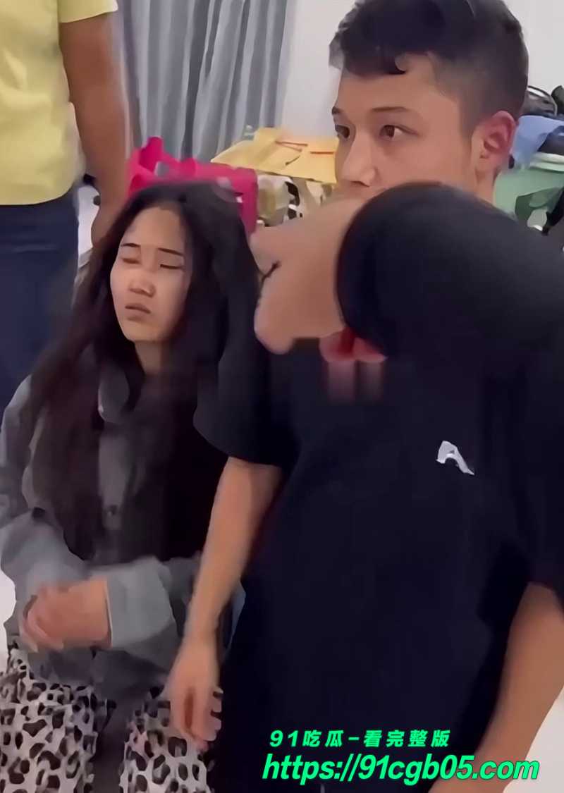 云南人妻怒撞偷情现场 小三徐思洁光腚被制服 狂扇耳光狗男女跪求饶 反差刺激心跳加速