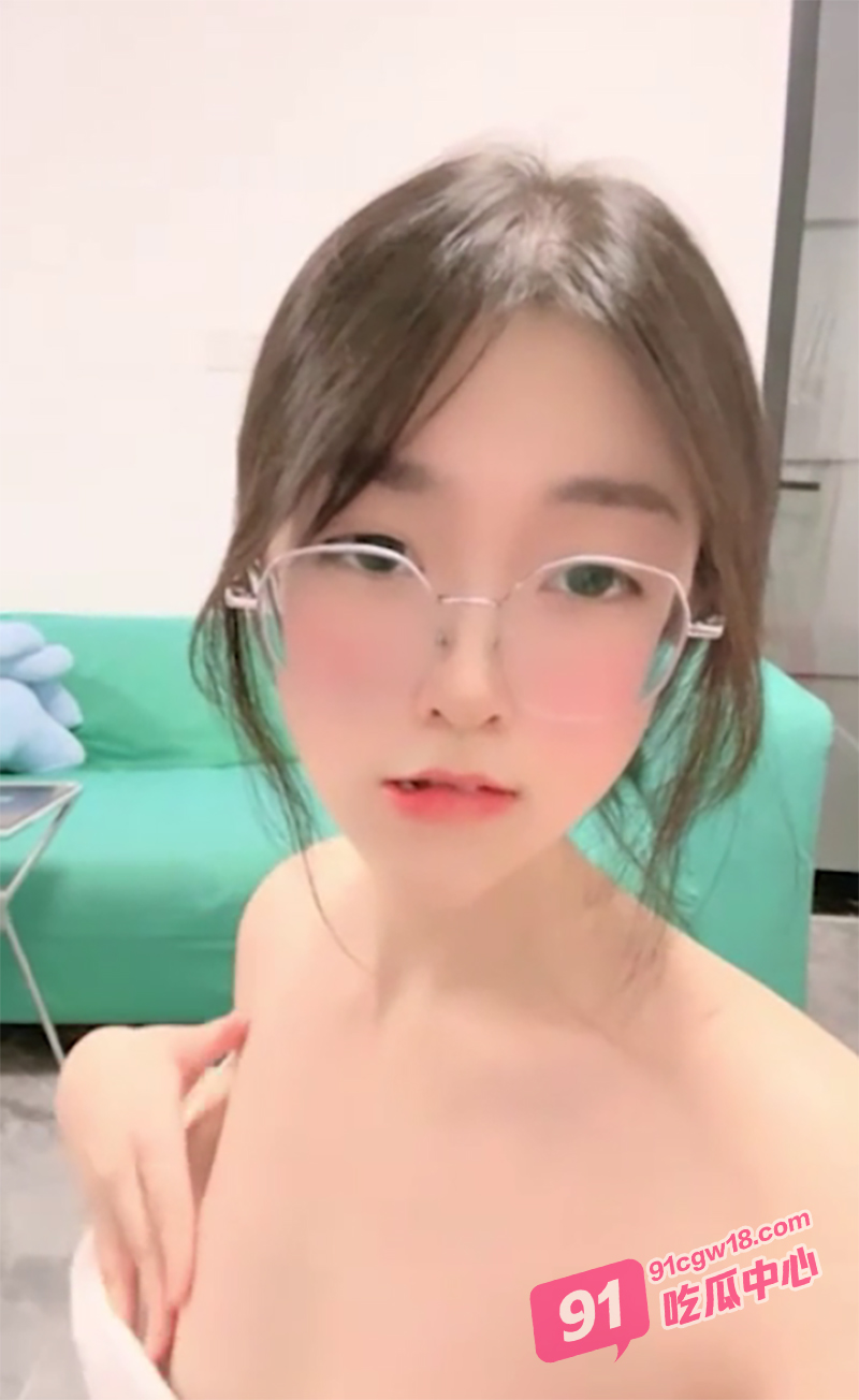 soul随机勾搭陌生人裸聊 绝美小妹调戏小哥哥撸管 soul上的妹子都这样嘛？