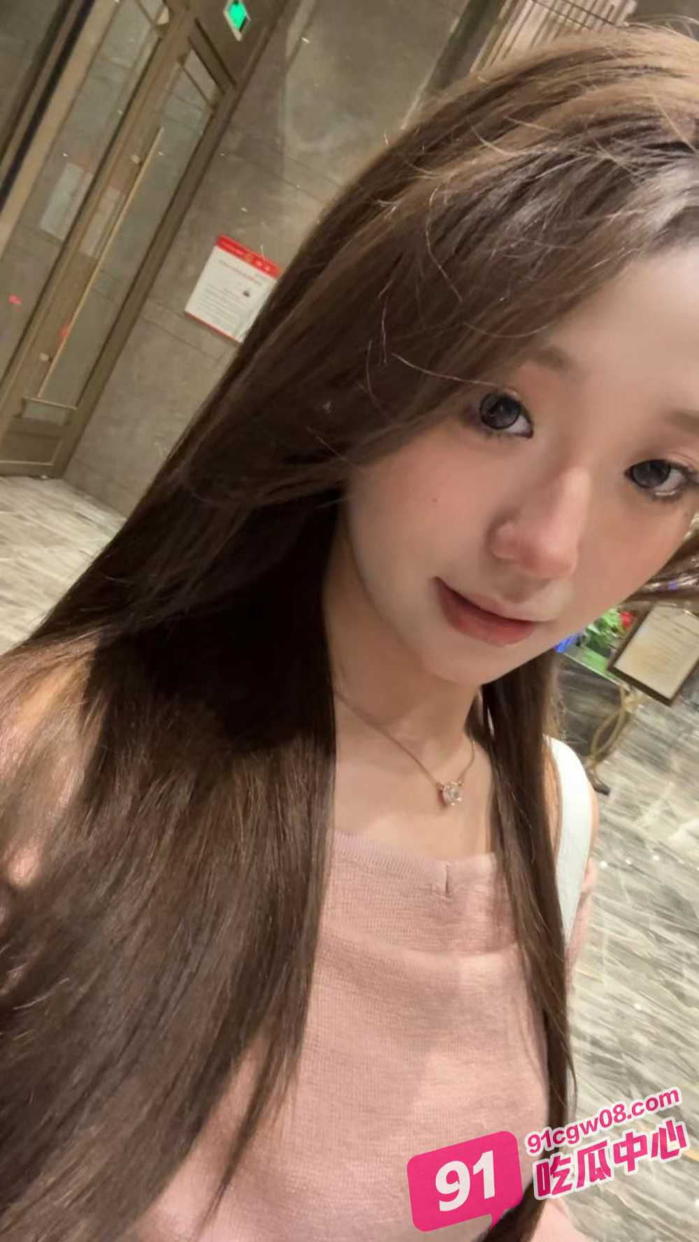 黑客破解无码 在校学生妹Myfans兼职下海 用身体款待金主 嫩美肉穴被巨棍无情惩戒 配图2