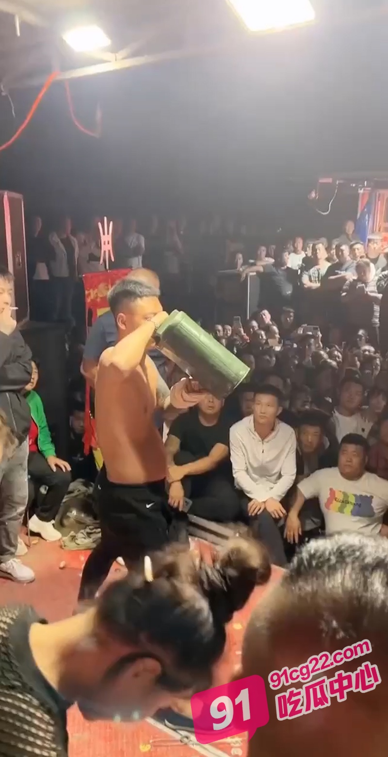 太狠了！为了钱来自海城的民间艺人竟然刺激表演肉穿刺悬挂大活人！