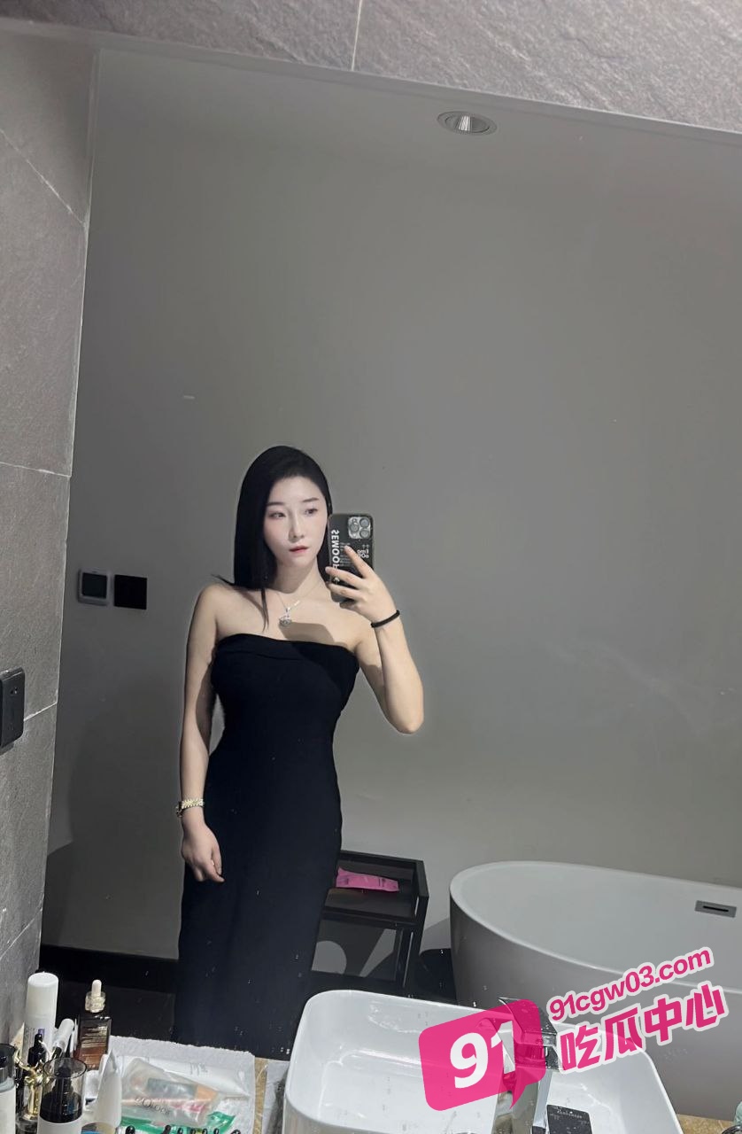 推特长屌男神Vissstaaaas约炮D奶人妻 人妻阴道太短大屌直接插到宫口 十分爽痛！ 配图3