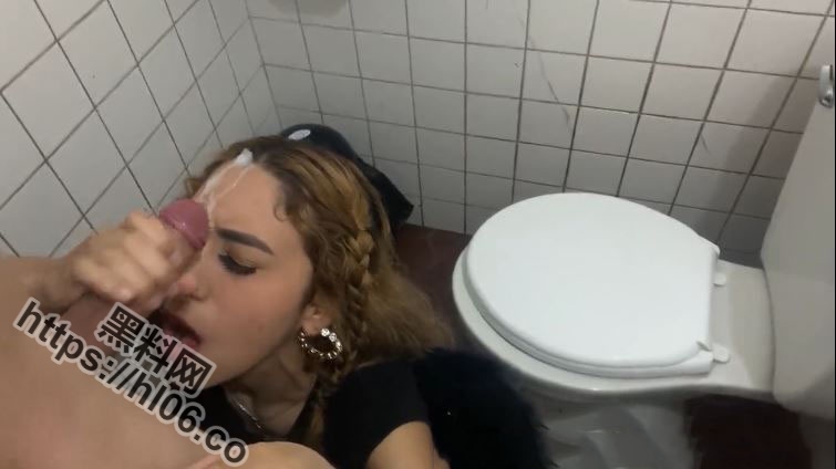 全球疯传 精液射到疯狂骚女脸上之后带着精液去人多的地方 老外未免太会玩了！真变态！