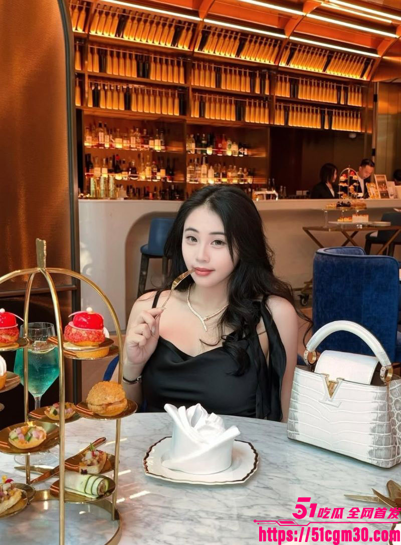 服装店巨乳老板娘自拍视频曝光 5