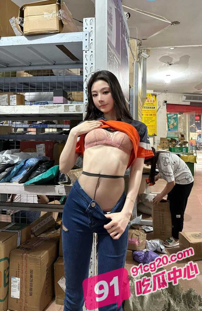 30万粉丝美团外卖媛小逗逗 化身神通快递员 竟在大庭广众干这事?
