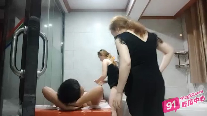 按摩店玩双飞？碰上老鸟带新人教学吃鸡加奶推！