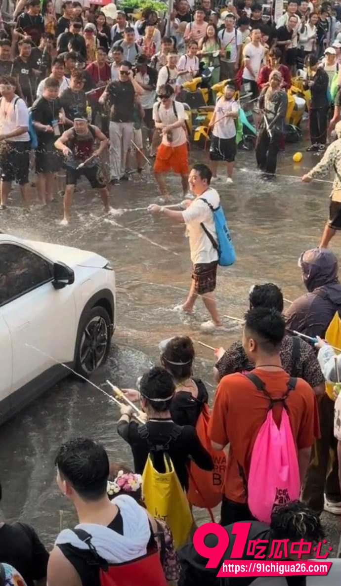 云南西双版纳泼水节4