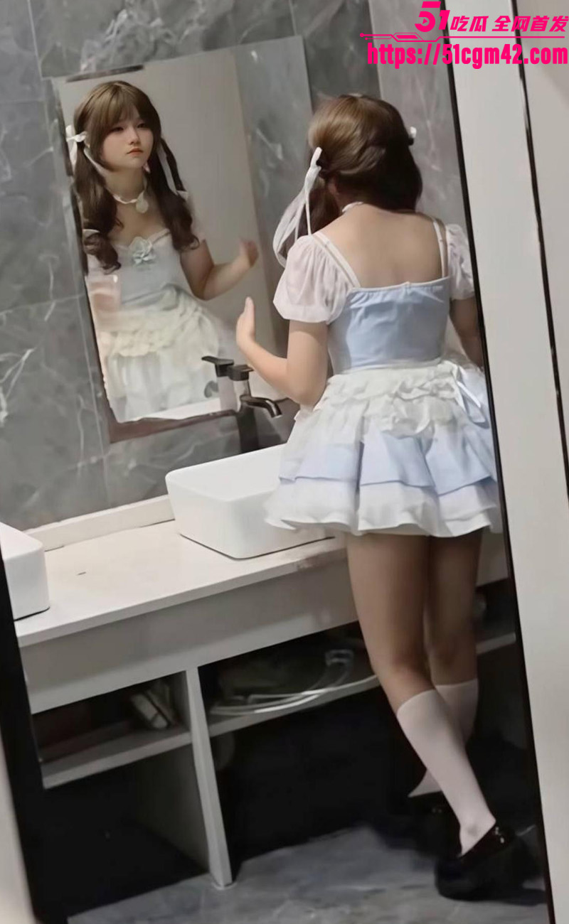 女厕偷拍3 女厕偷拍3