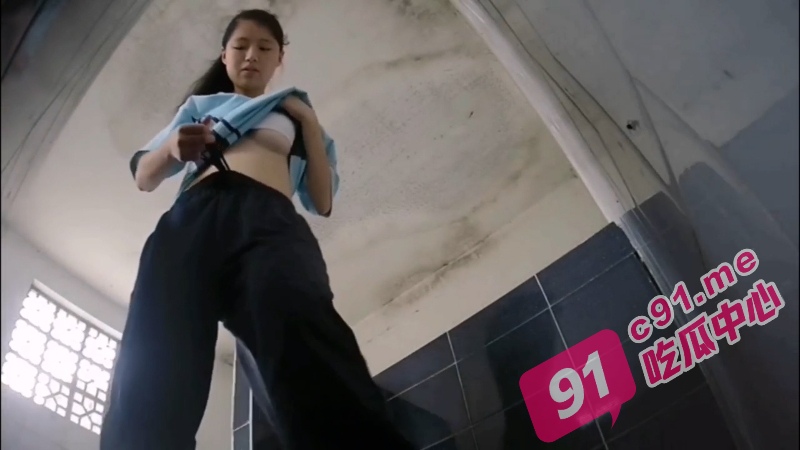 厕拍推荐~学校女神系列之极品学生妹