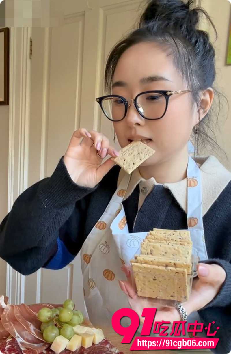 阿黑颜网黄噗噗 10月24日新作秋日volg 与前男友微醺后入内射高潮 这酒后乱性太带劲了！