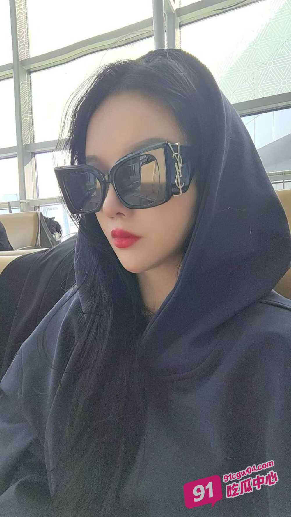 是亲生的吗？ 变态老公央求妻子在儿子旁边大胆露点露逼勾引儿子 自己悄悄拍摄场面刺激！ 配图2